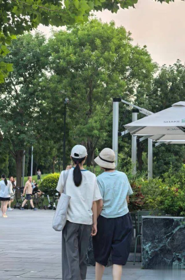 涨中宝 袁泉夏雨15岁女儿罕露面，身高竟超妈妈！
