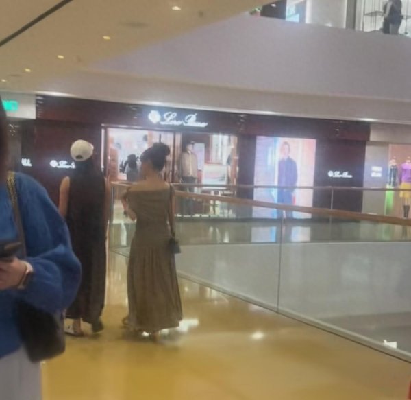 上上策 香港偶遇方媛挺大肚逛商场，脸小，一点不见肿，38岁嫩的能掐出水